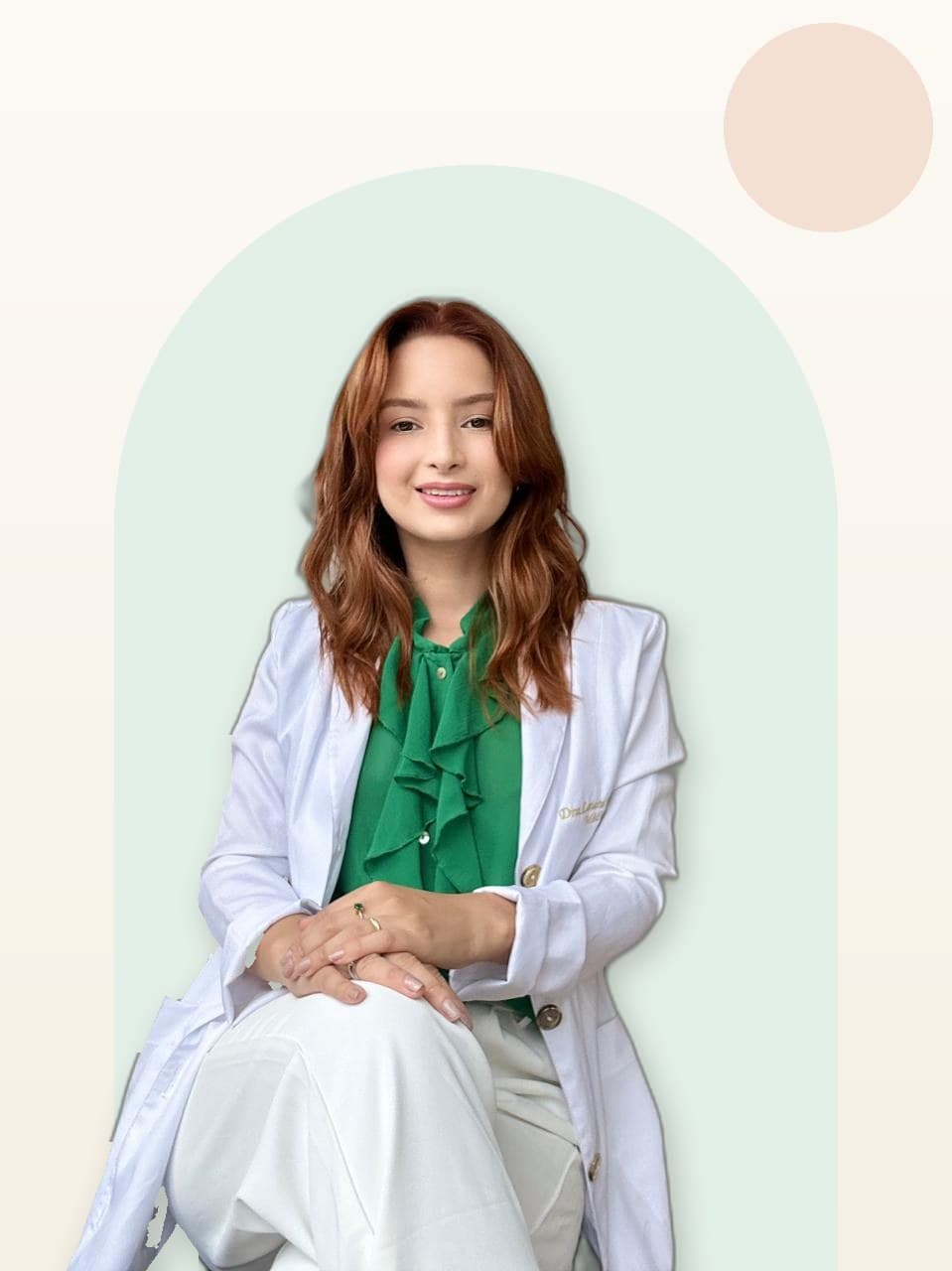 Retrato da Dra. Laura Morais de jaleco branco
