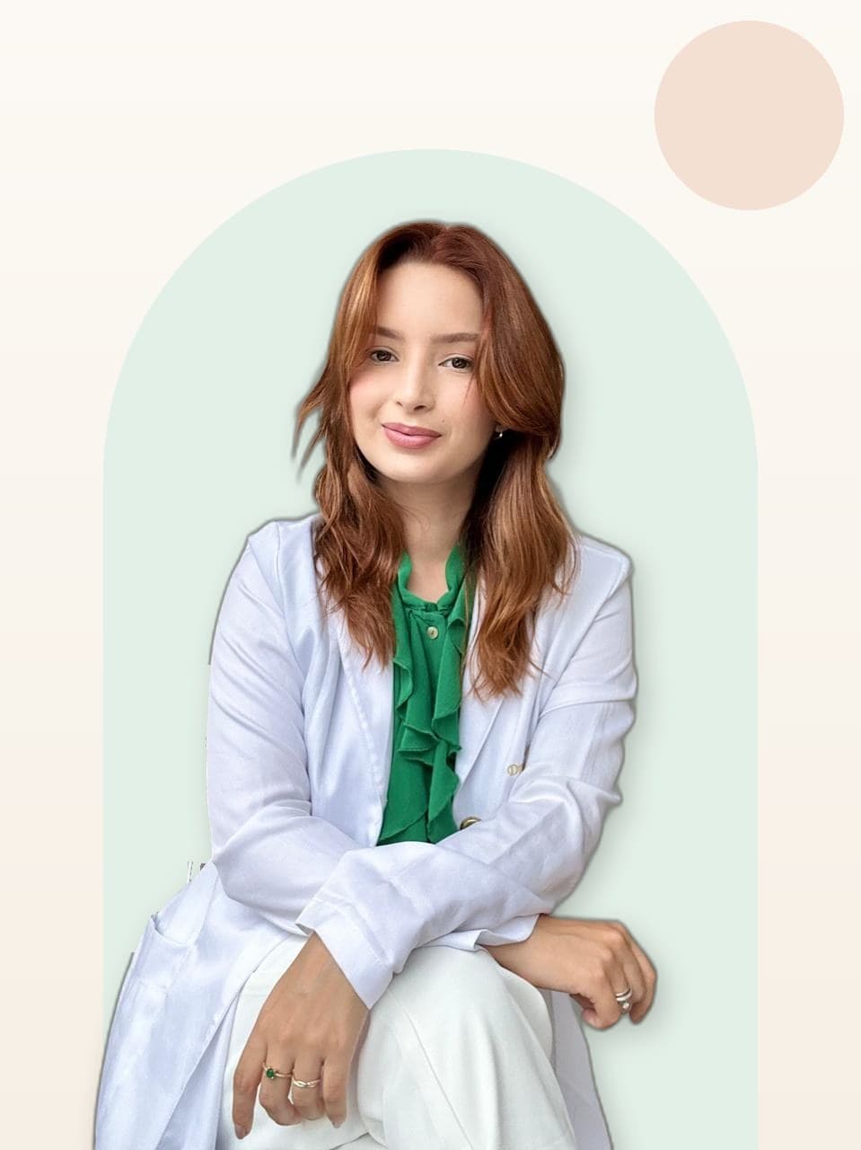 Retrato da Dra. Laura Morais, de jaleco branco e blusa verde