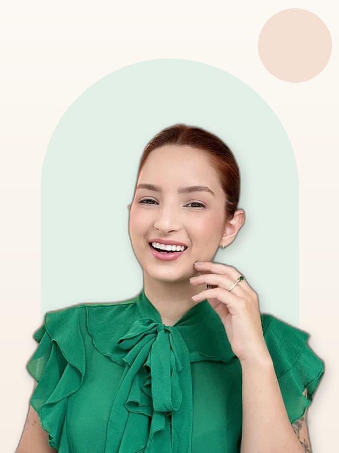 Dra. Laura Morais sorrindo, de blusa verde